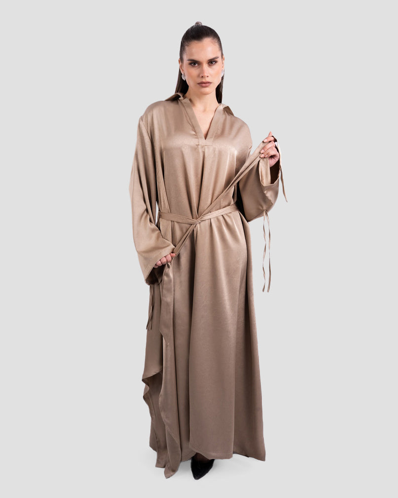 فستان ماكسي من الساتان بحزام وأكمام واسعة