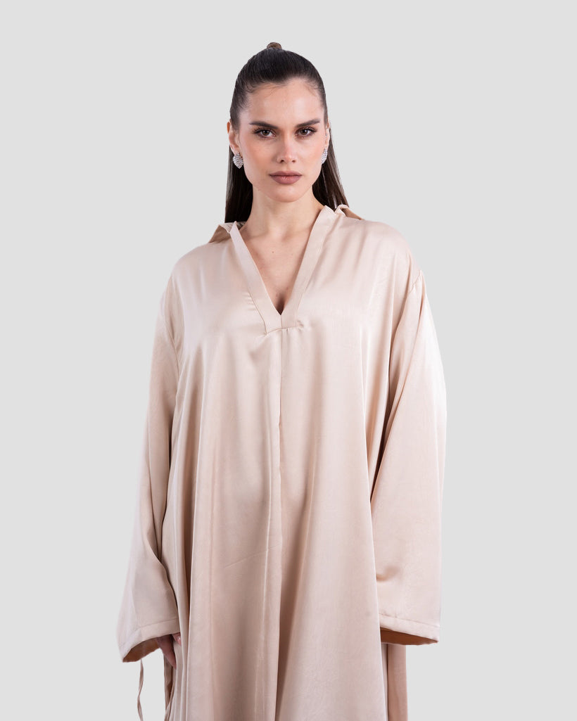 فستان ماكسي من الساتان بحزام وأكمام واسعة