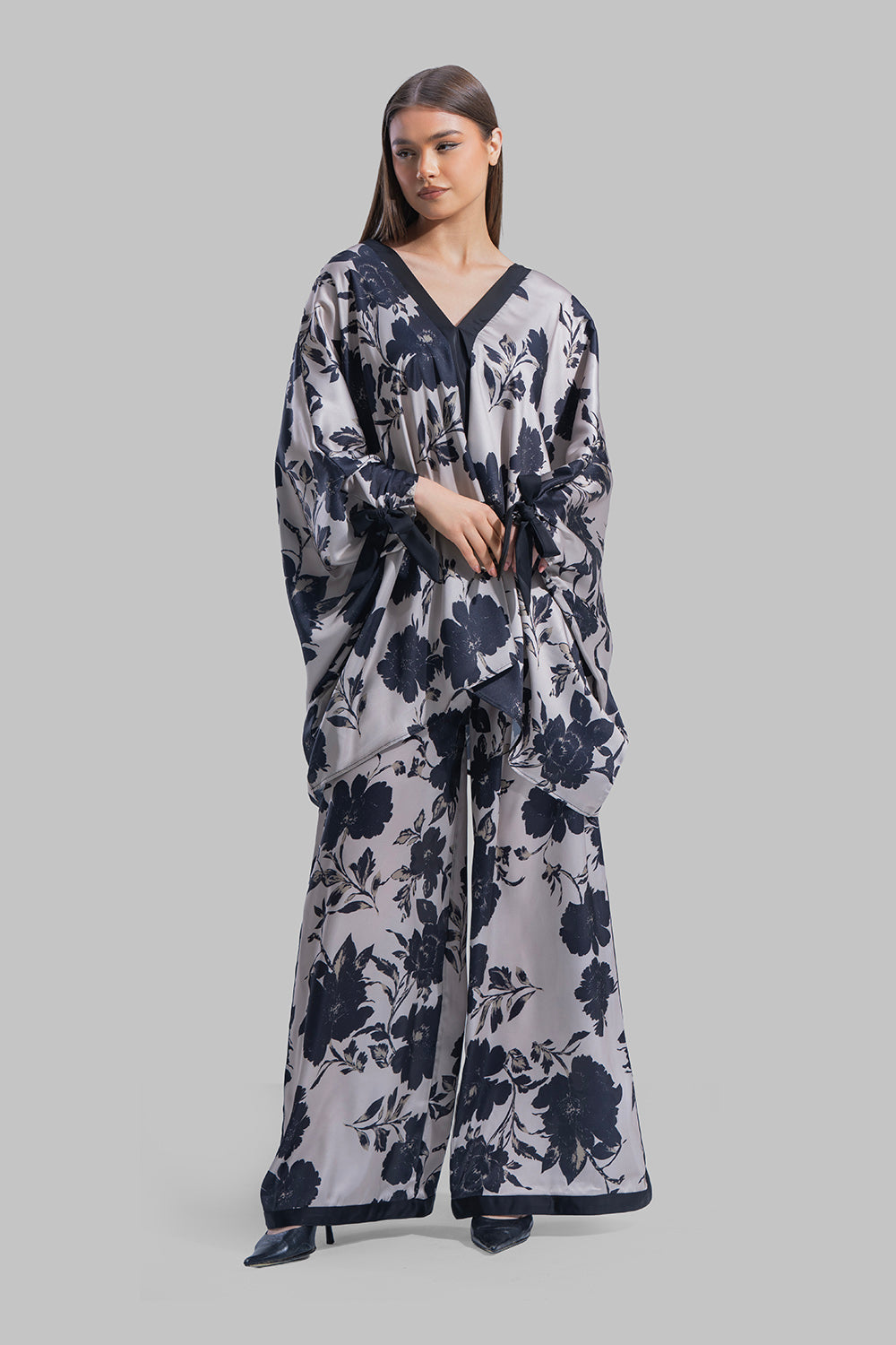 بلوزة بياقة على شكل حرف V مزينة بالزهور