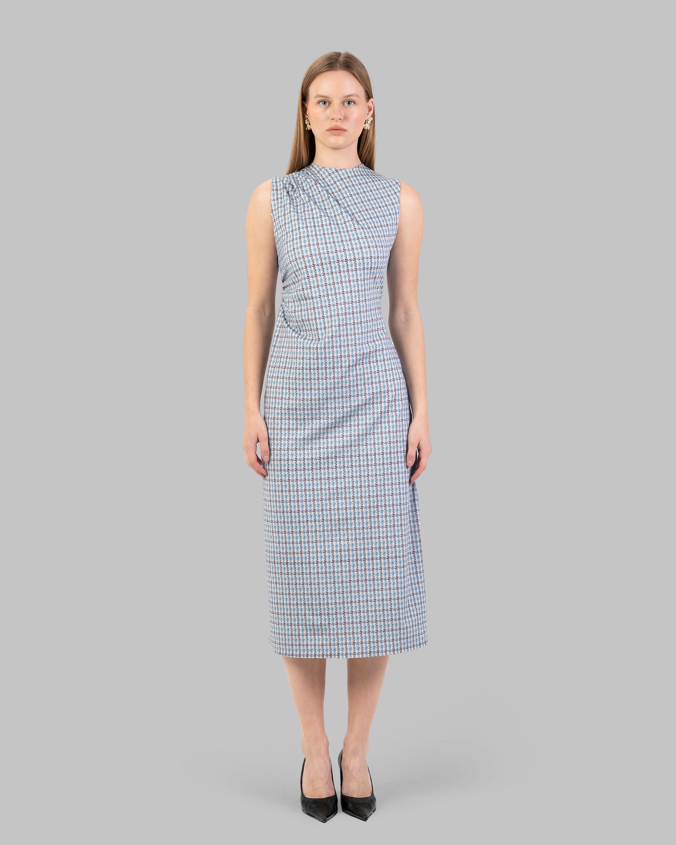 فستان ضيق بنقشة مربعات وردية وسوداء.