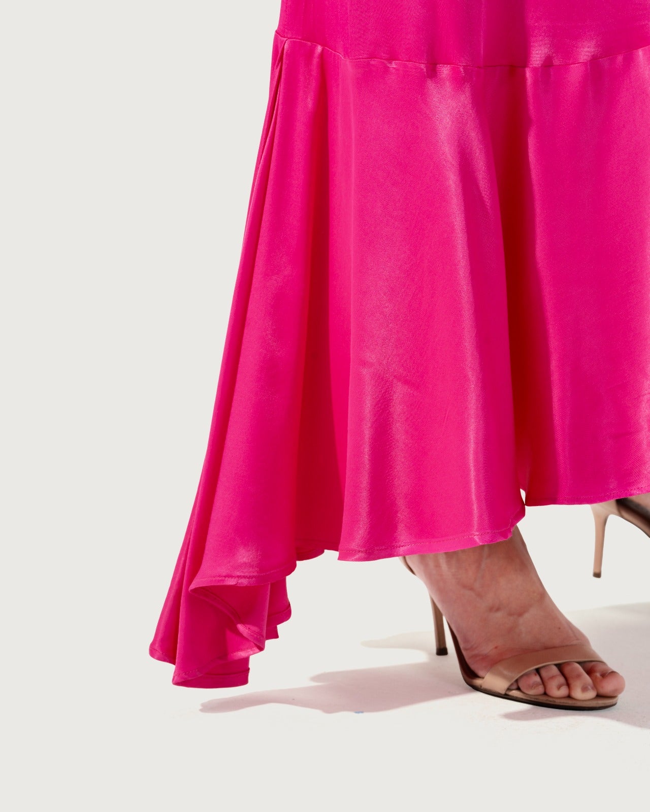 SKIRT SATIN ASYMMETRIC HEM.