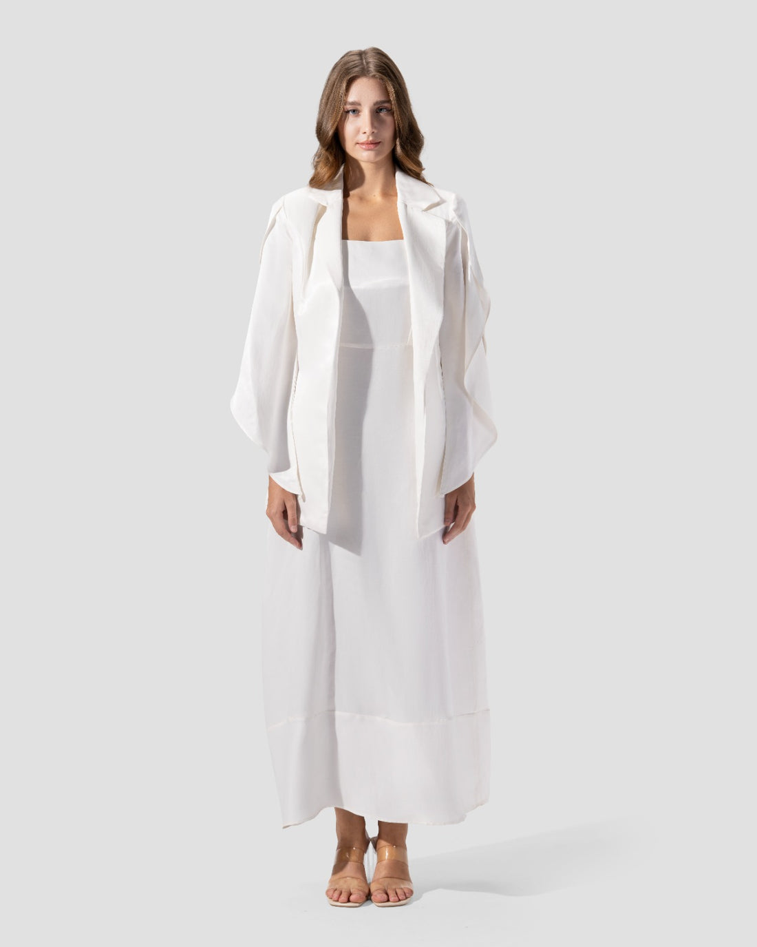 بليزر بفتحة صدر وشق وأكمام طويلة