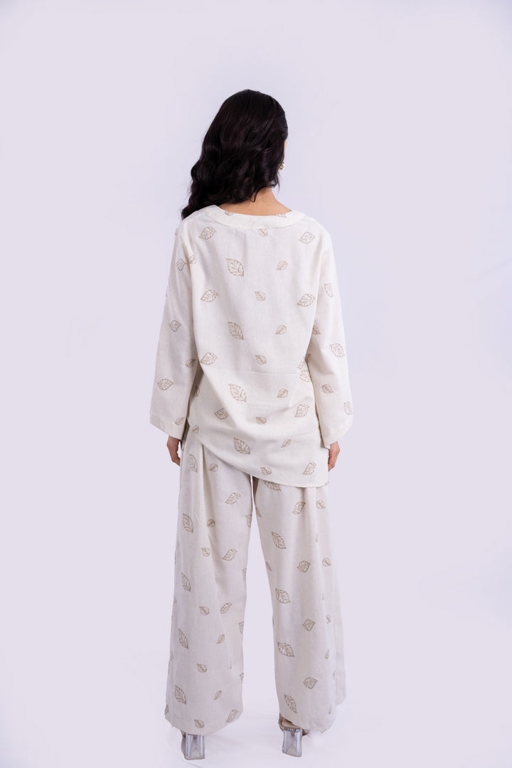 LINEN BLOUSE V-NECK AND LOG SLEEVES WITH EMBROIDERY