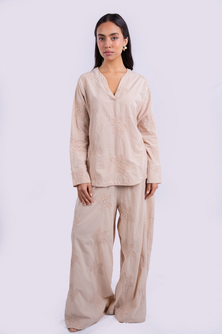 BLOUSE V-NECK AND LOG SLEEVES WITH EMBROIDERY