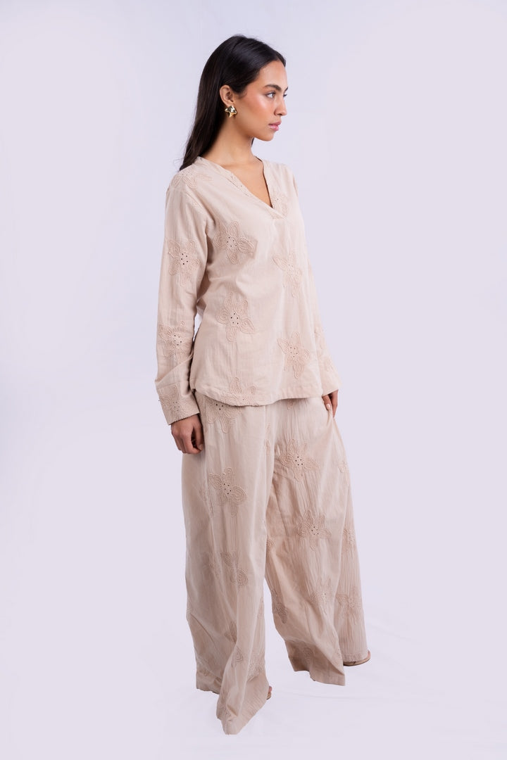 BLOUSE V-NECK AND LOG SLEEVES WITH EMBROIDERY