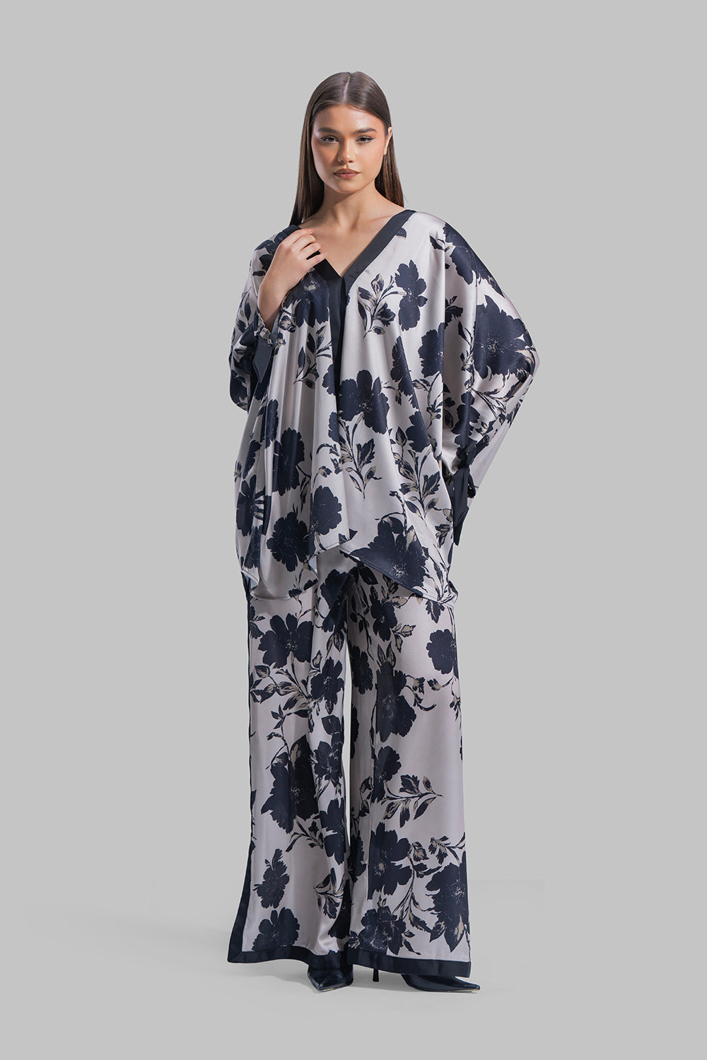 بلوزة بياقة على شكل حرف V مزينة بالزهور