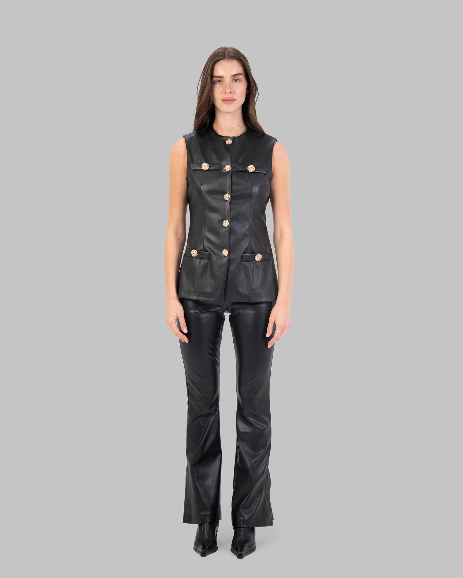 بنطال جلدي واسع