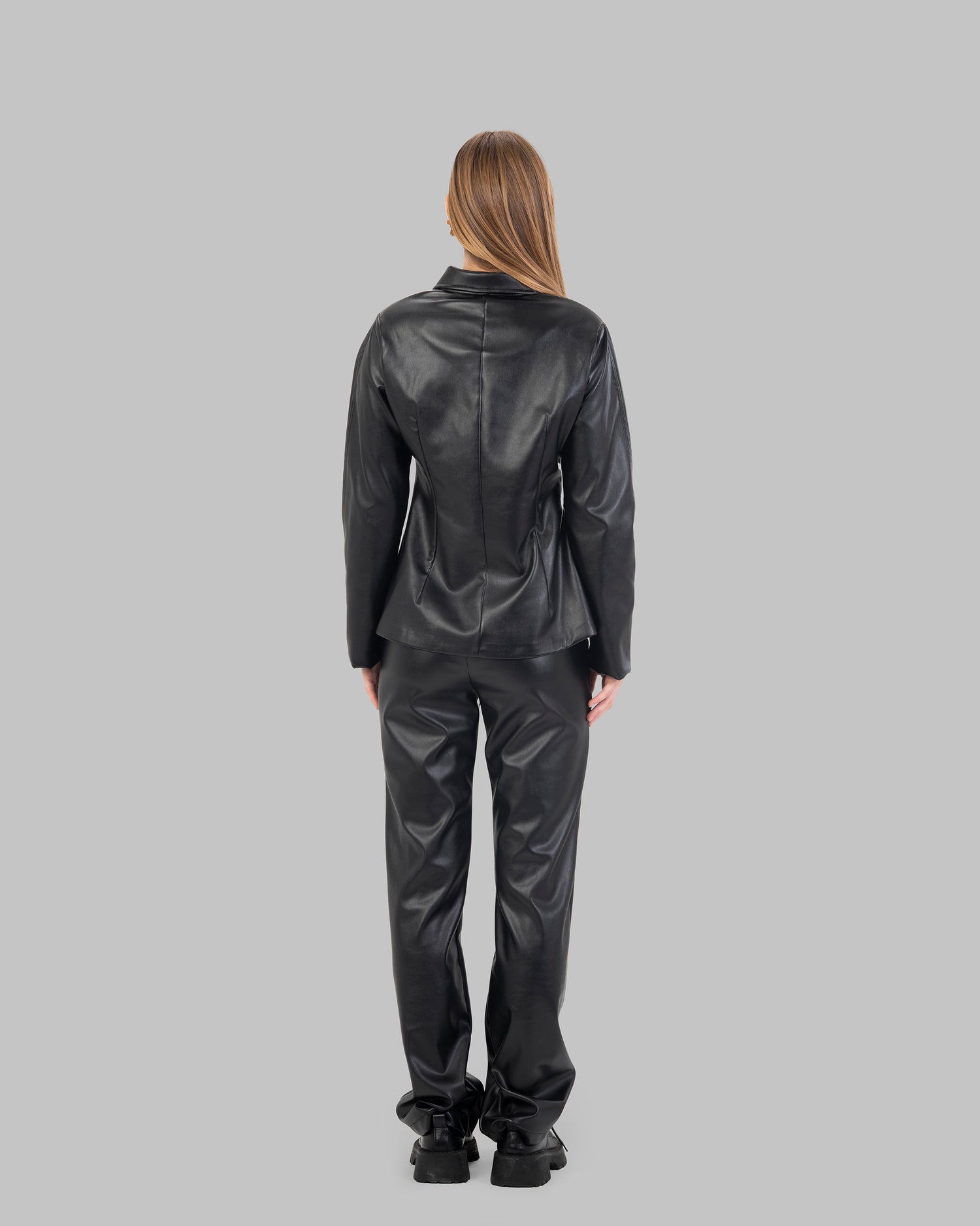 بنطال جلدي واسع