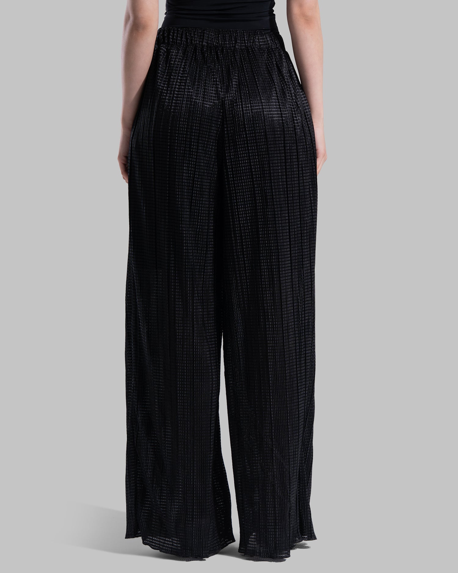 High-waisted wide-leg trousers with an elastic waistband and a textured plissé fabric.