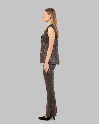 بنطال جلدي واسع