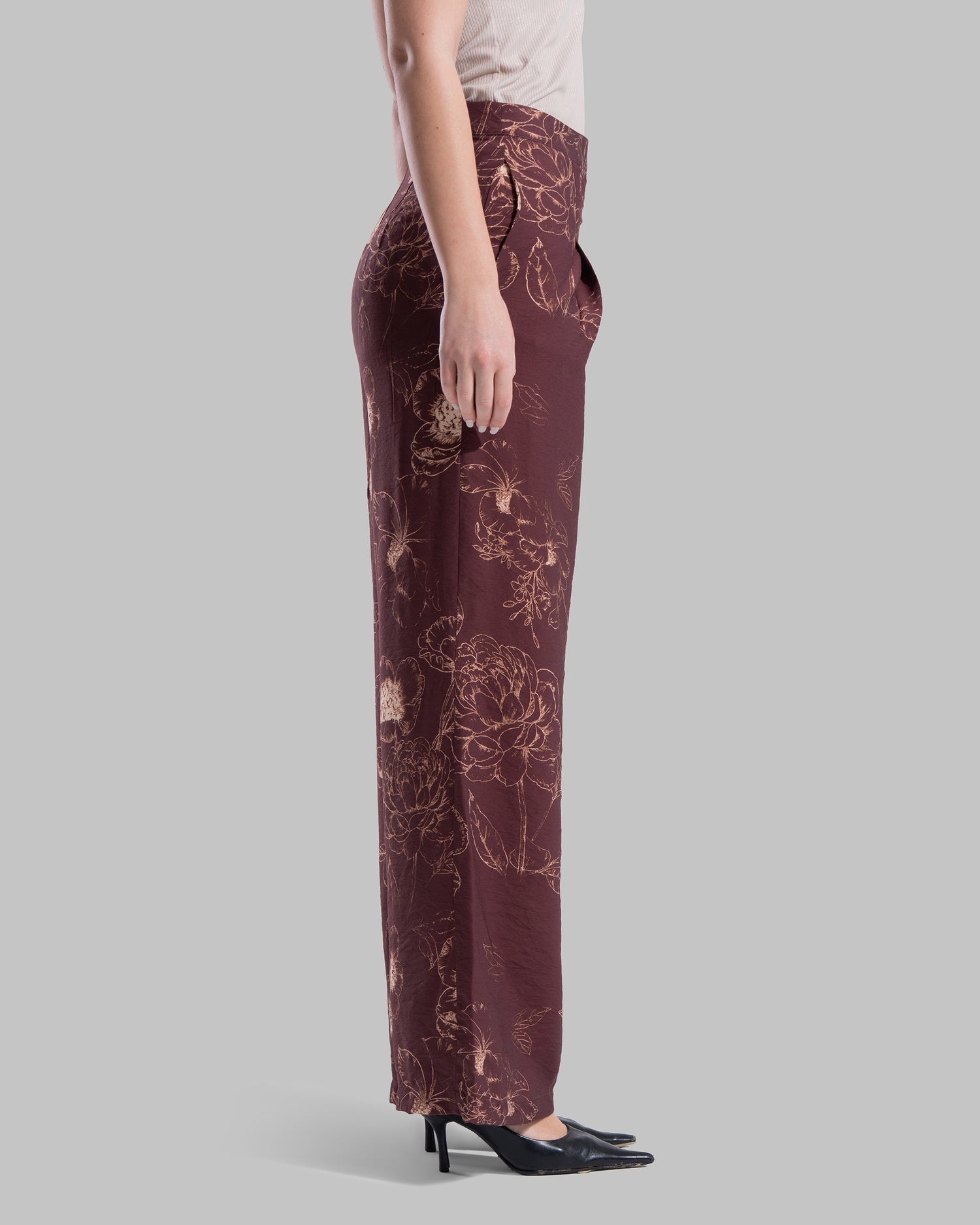 High-waisted wide-leg trousers featuring an all-over floral print.