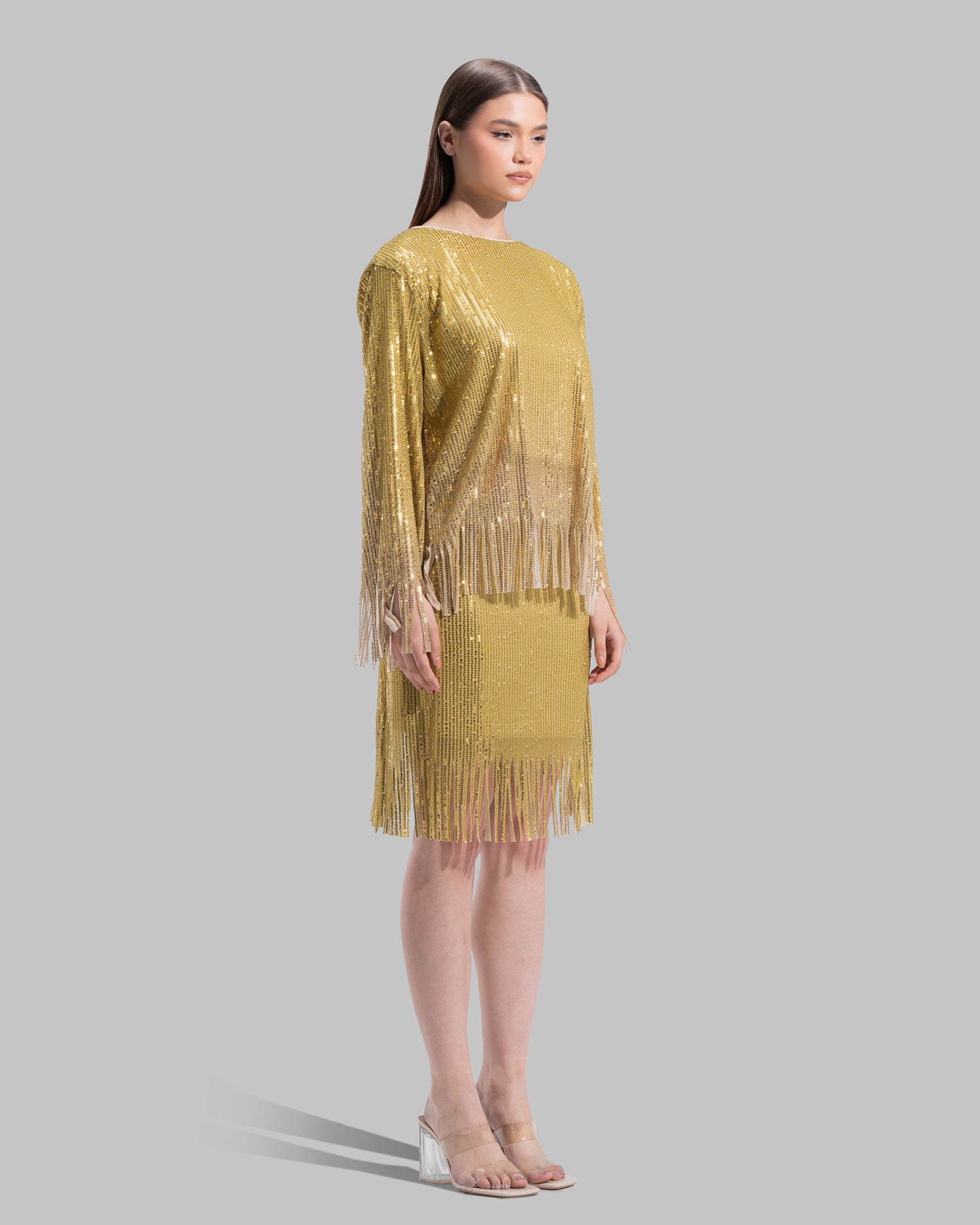 بلوزة برقبة دائرية وأكمام طويلة.