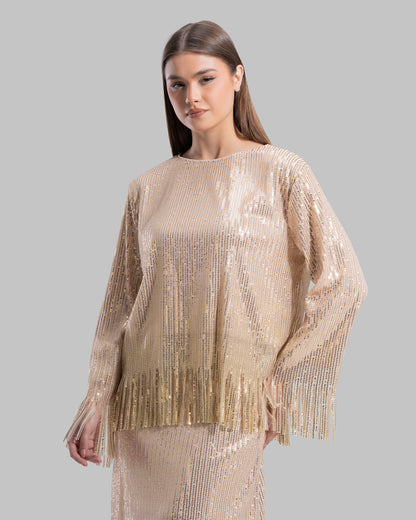 بلوزة برقبة دائرية وأكمام طويلة.