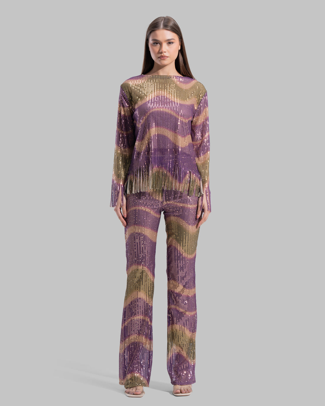 Round neck Blouse with long sleeves.