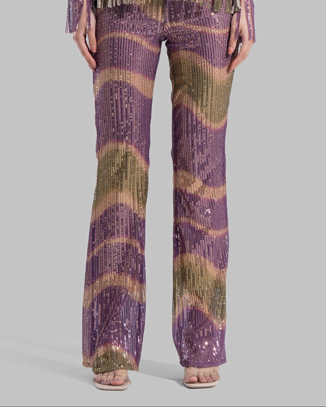 بنطال واسع الساقين بخصر عالٍ وحزام خصر مطاطي.