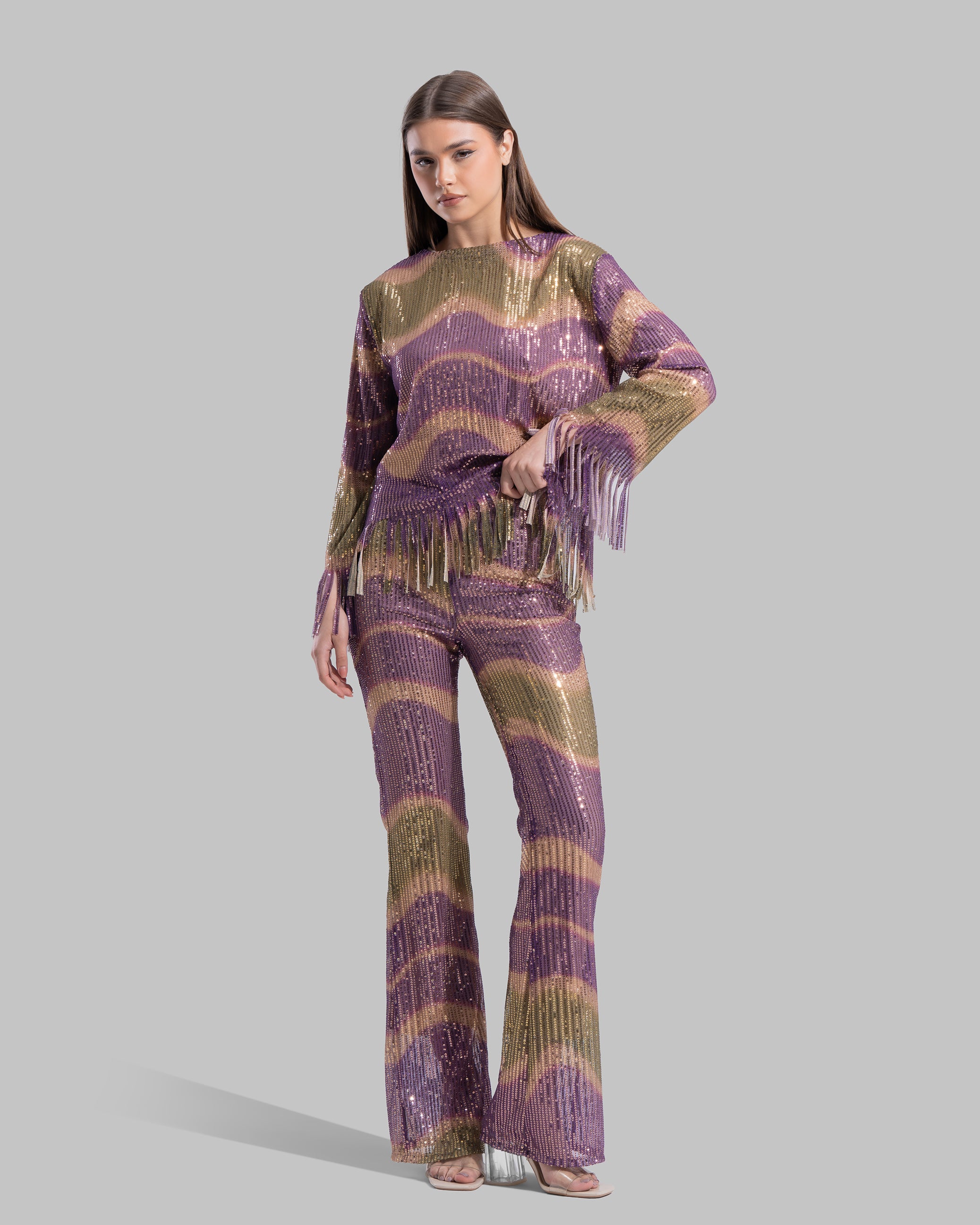 بلوزة برقبة دائرية وأكمام طويلة.