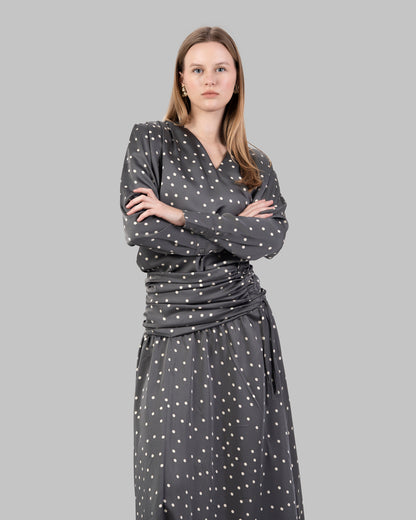 بلوزة أنيقة من الساتان بنقاط البولكا مع فتحة رقبة على شكل حرف V نظيفة