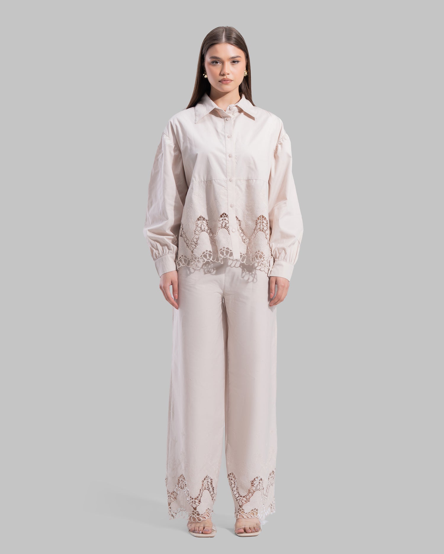 relaxed embroidered cotton blouse features a classic pointed coller