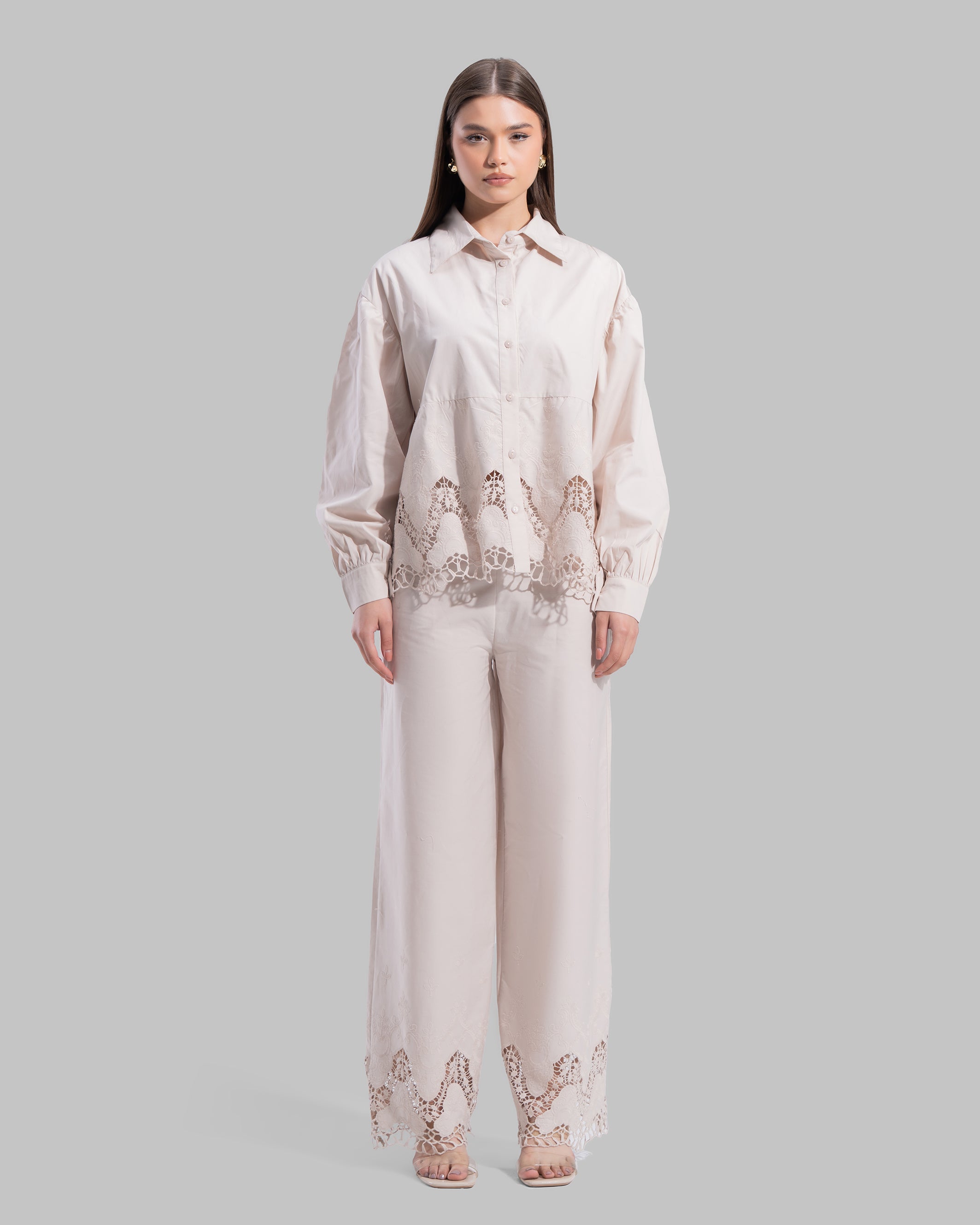 relaxed embroidered cotton blouse features a classic pointed coller