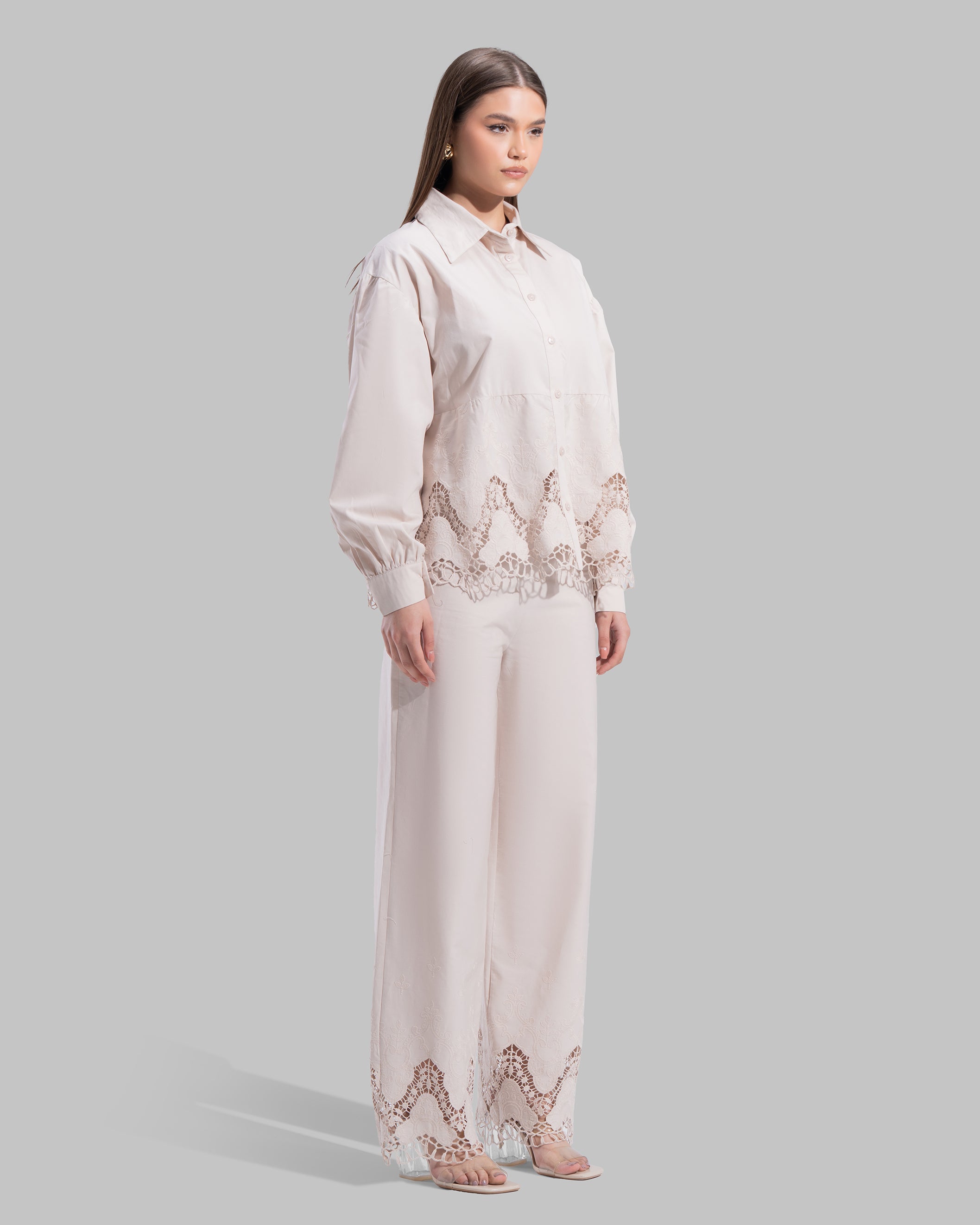 relaxed embroidered cotton blouse features a classic pointed coller