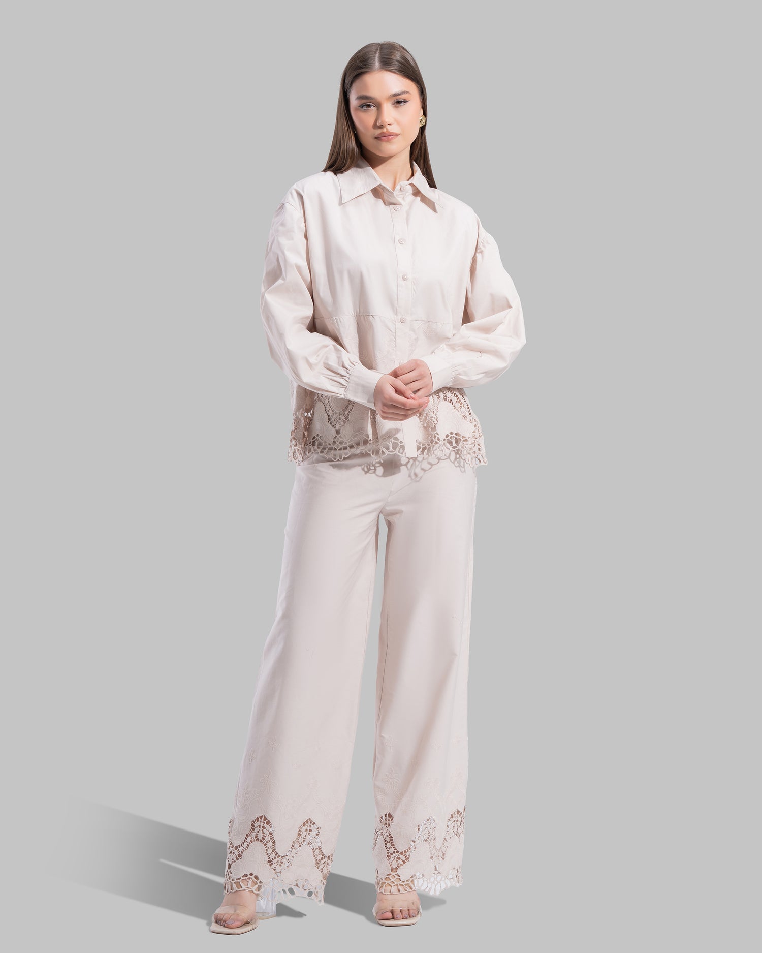 relaxed embroidered cotton blouse features a classic pointed coller