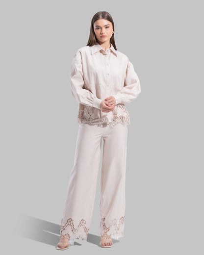 relaxed embroidered cotton blouse features a classic pointed coller