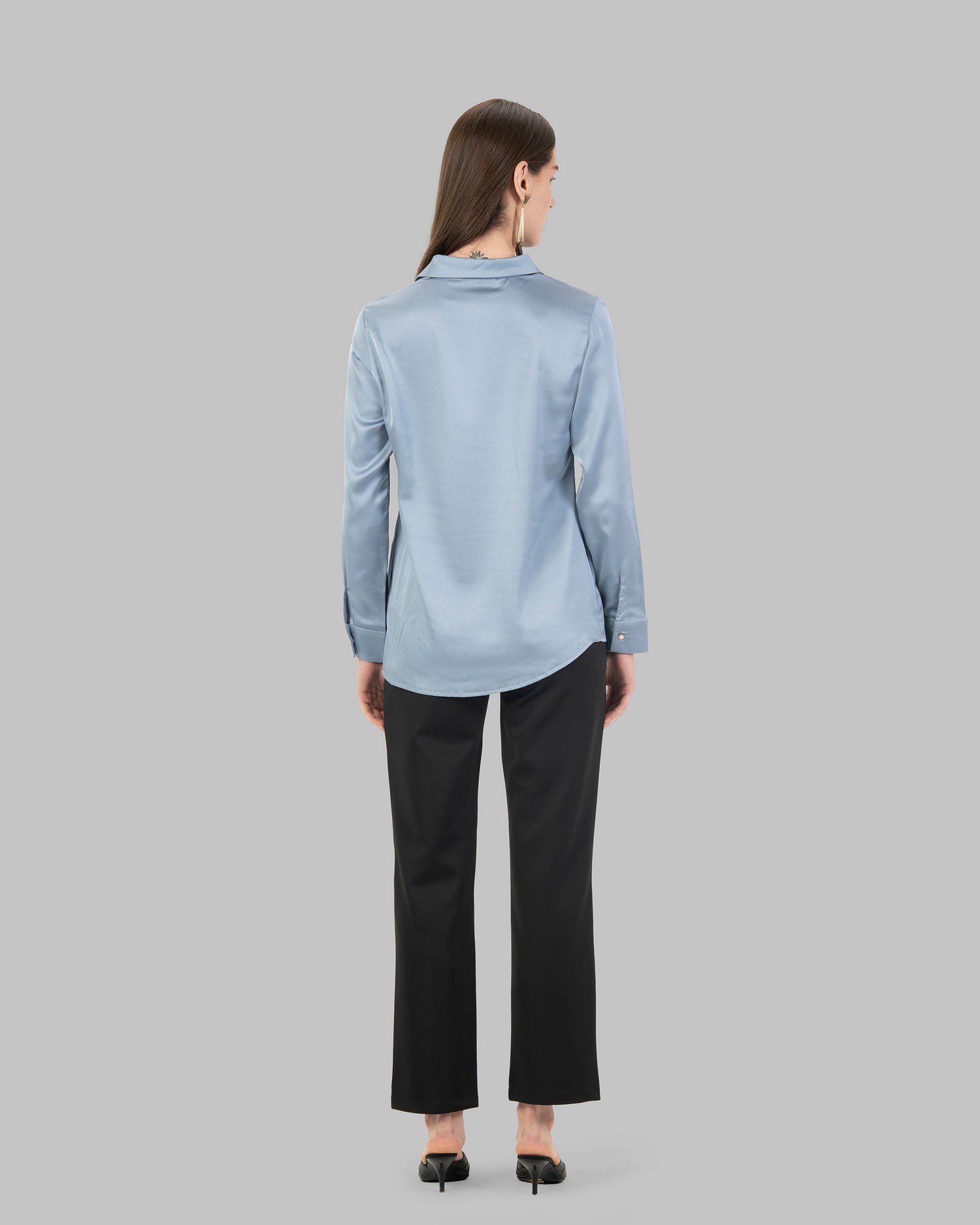 قميص ساتان بأكمام طويلة