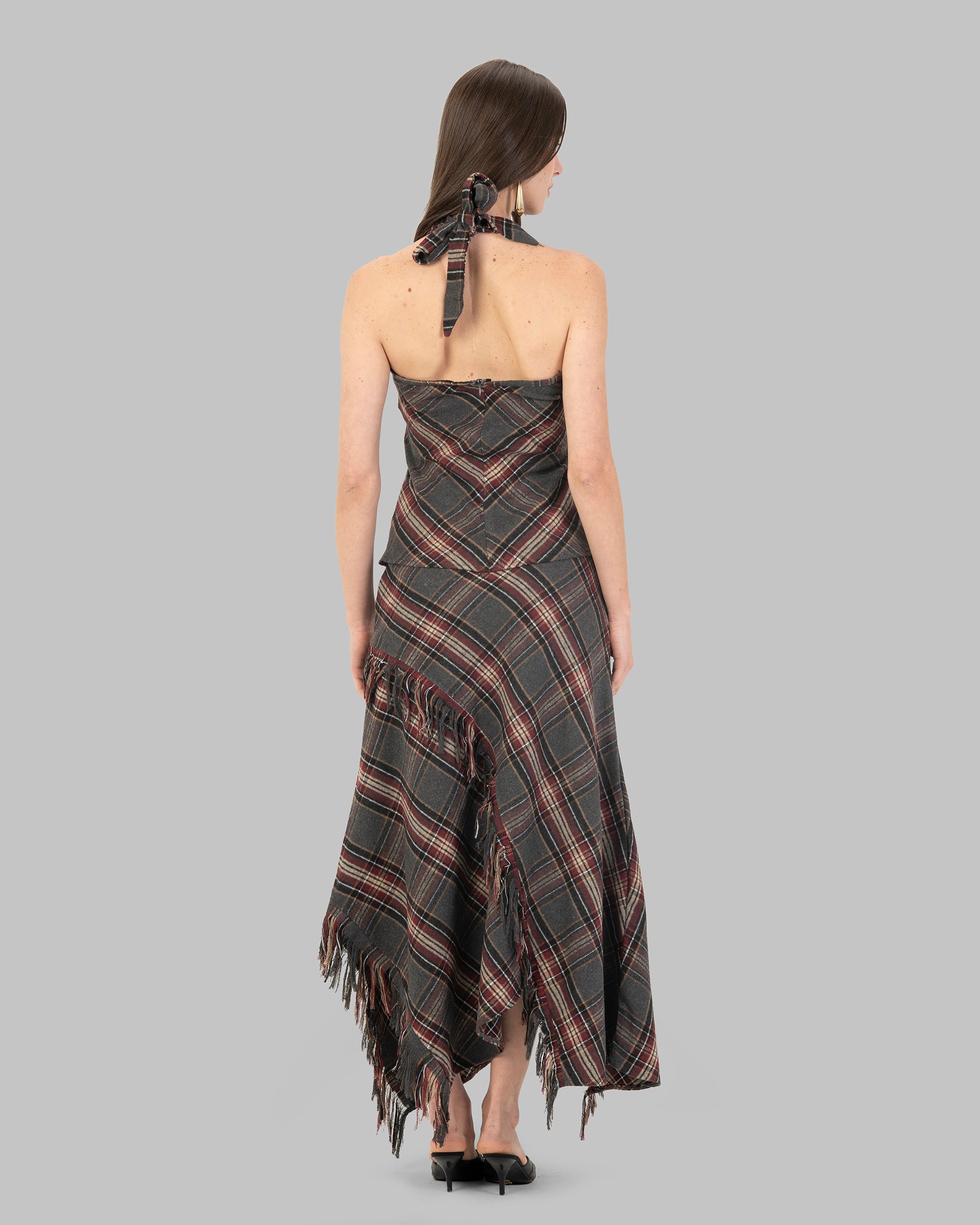 Sleeveless halter neck top.