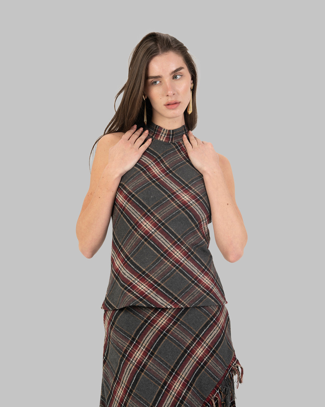 Sleeveless halter neck top.