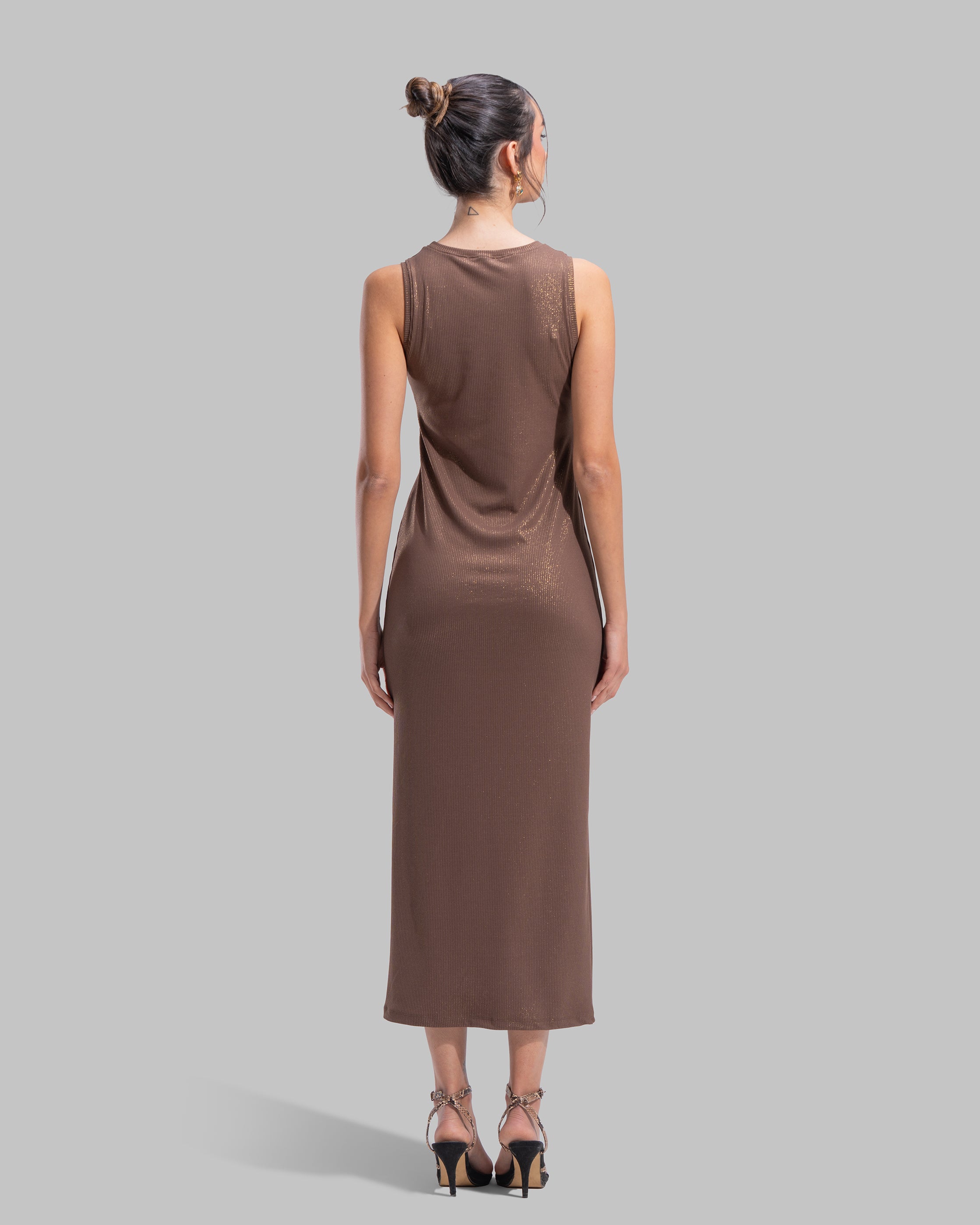 Sleeveless ribbed maxi dress with a round neckline and a tight-fit silhouette.
