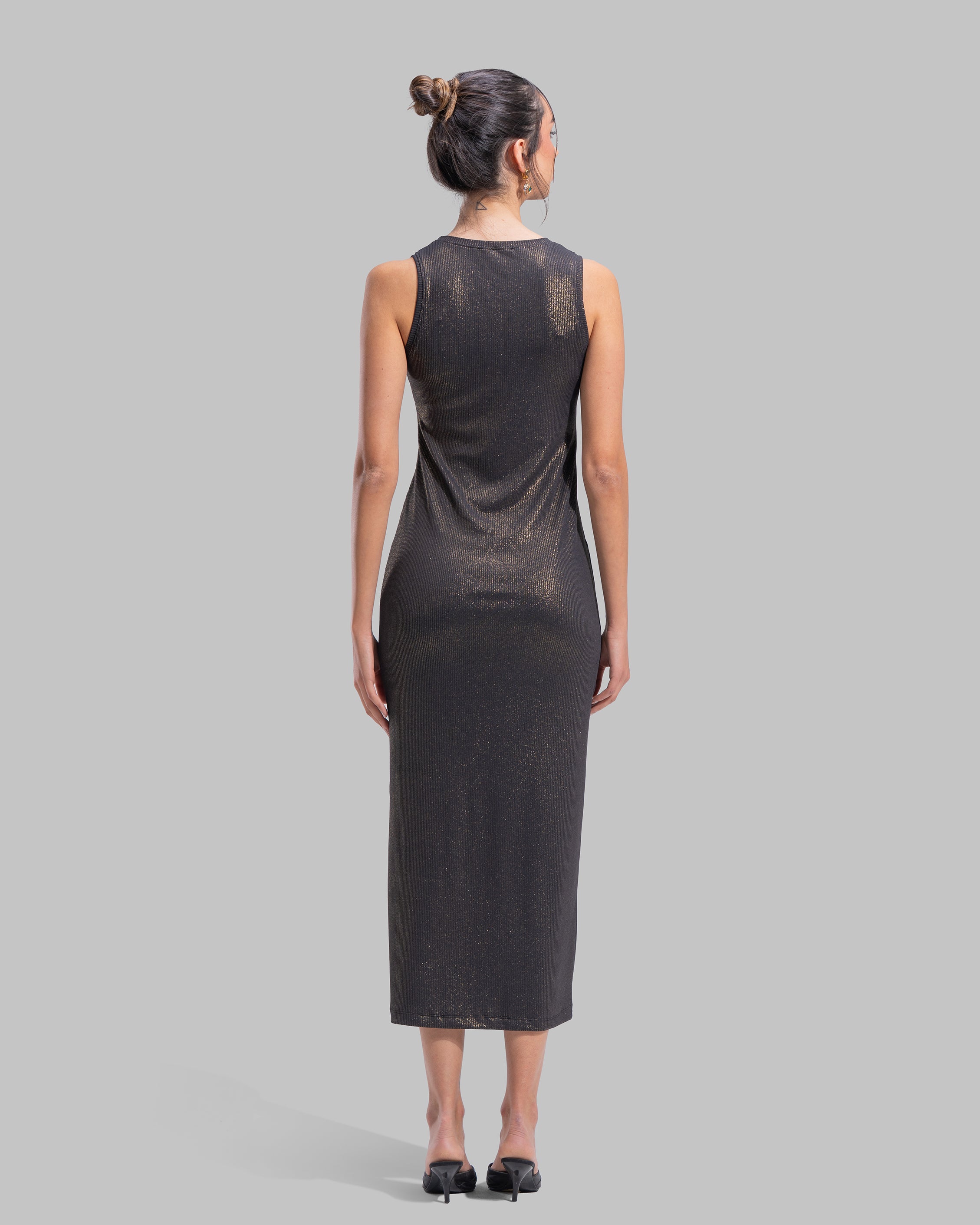 Sleeveless ribbed maxi dress with a round neckline and a tight-fit silhouette.
