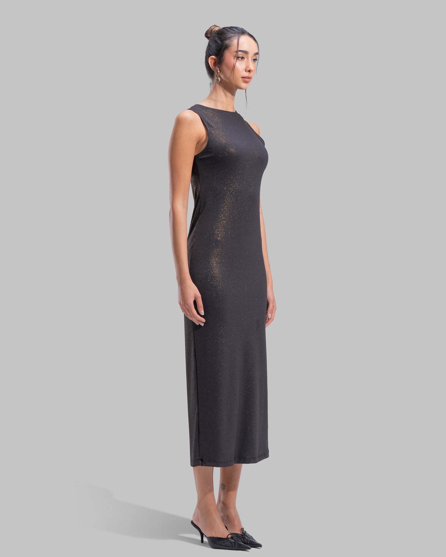 Sleeveless ribbed maxi dress with a round neckline and a tight-fit silhouette.