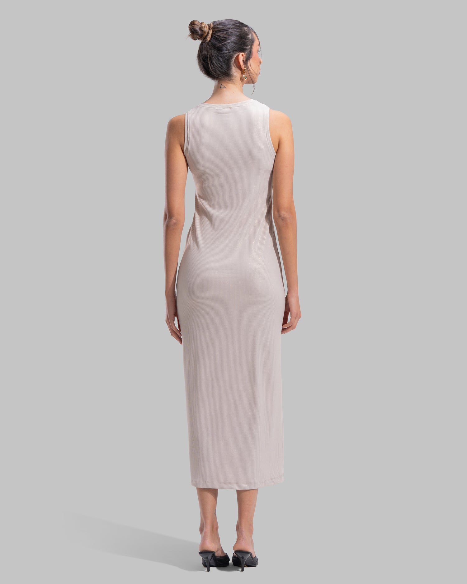 Sleeveless ribbed maxi dress with a round neckline and a tight-fit silhouette.