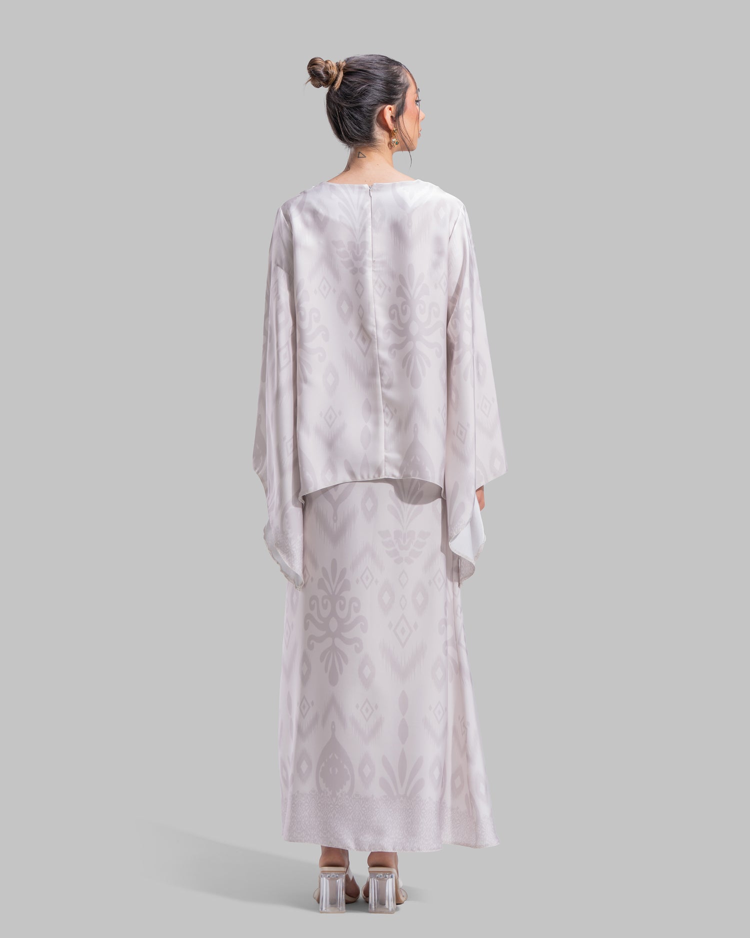 Asymmetric Loose-fit blouse.