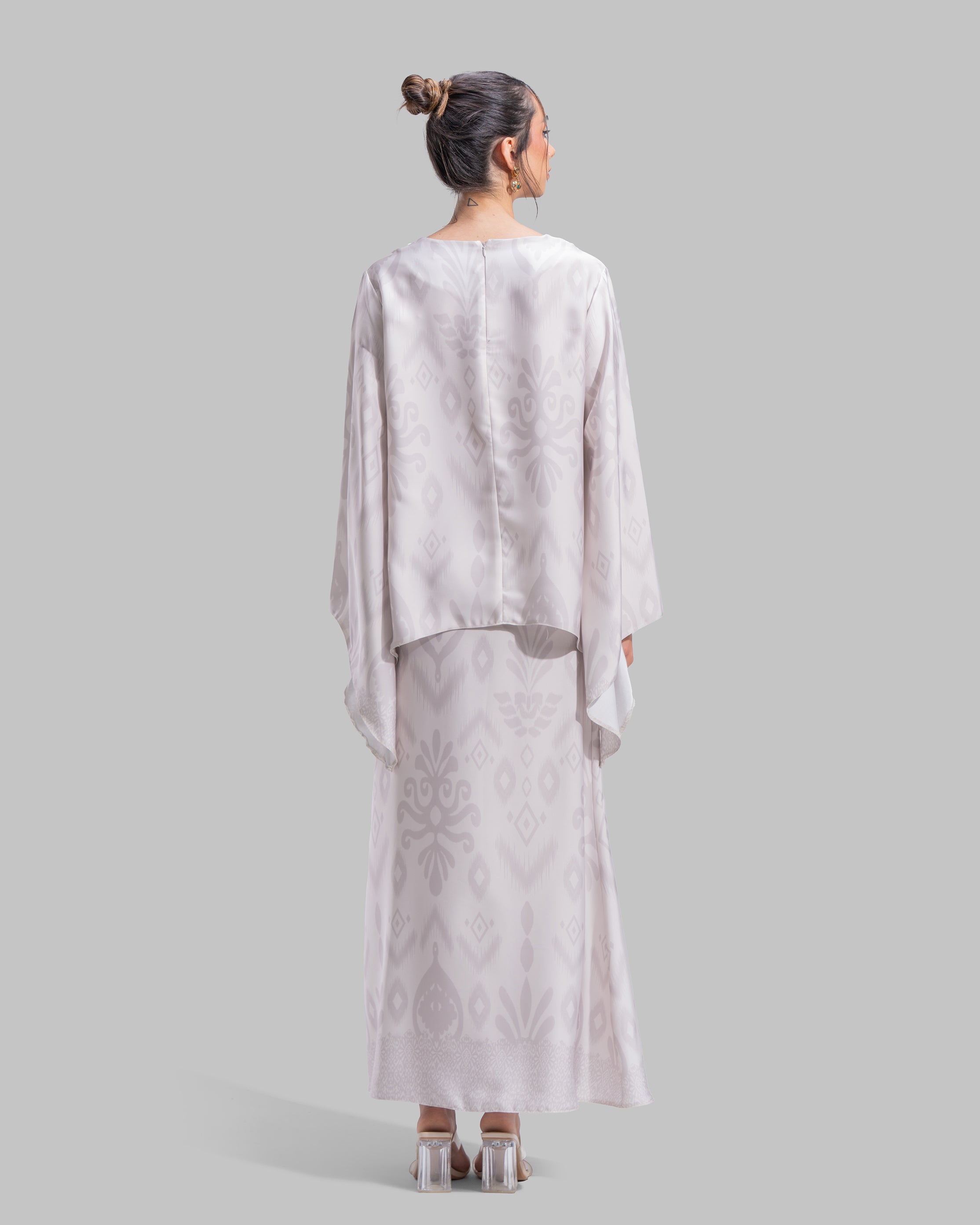 Asymmetric Loose-fit blouse.