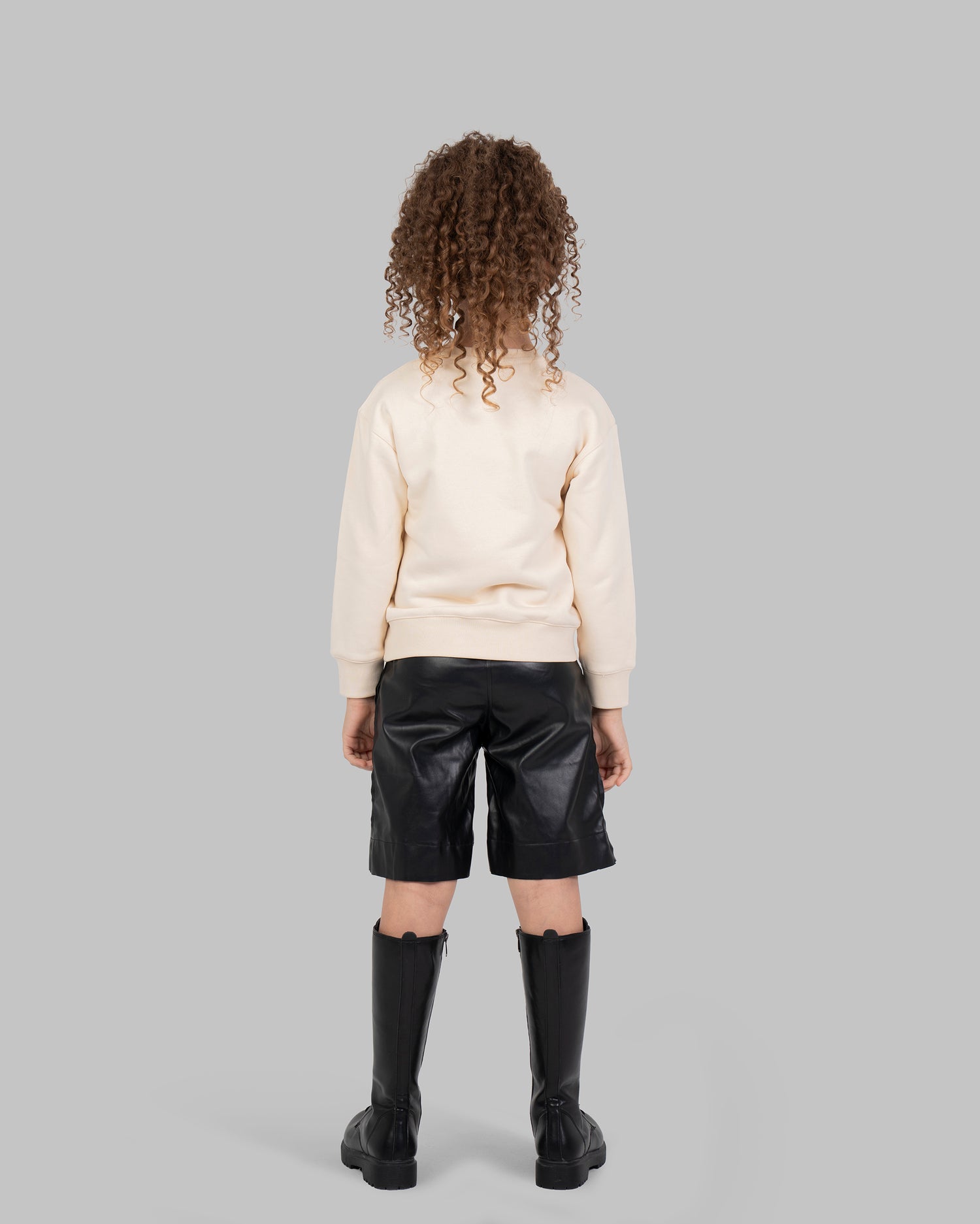 سترة رياضية مزينة بفيونكة ملابس.