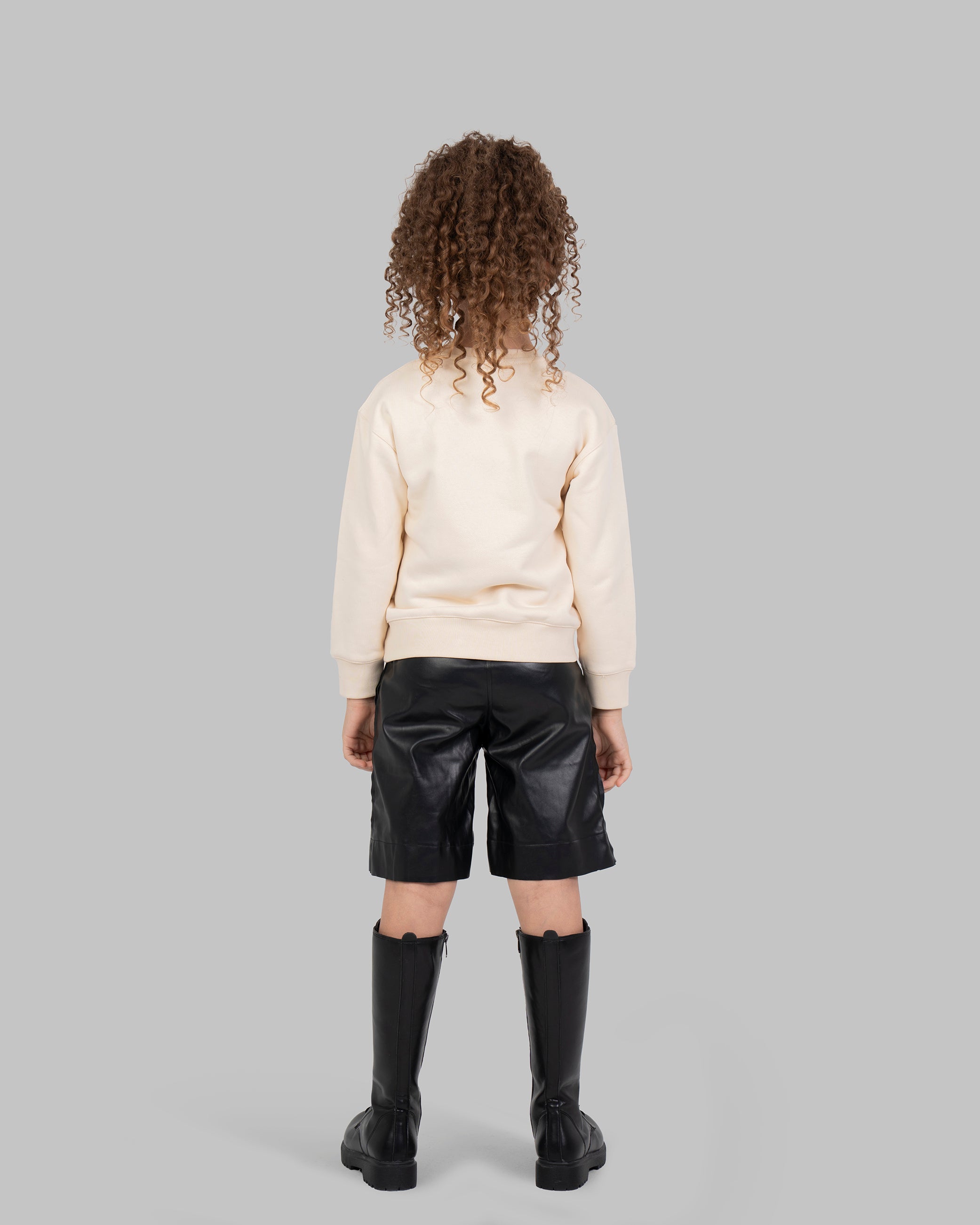 سترة رياضية مزينة بفيونكة ملابس.