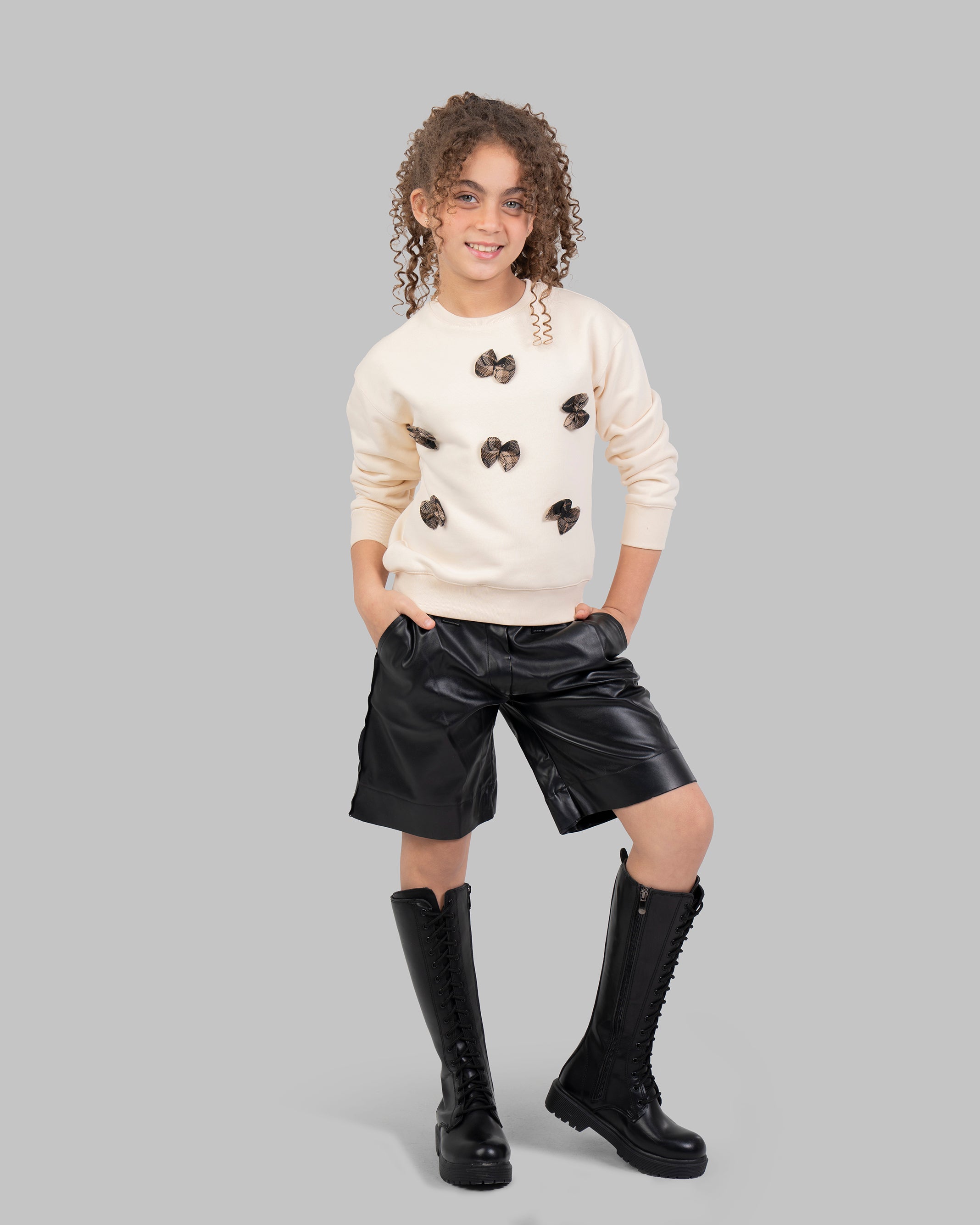 سترة رياضية مزينة بفيونكة ملابس.