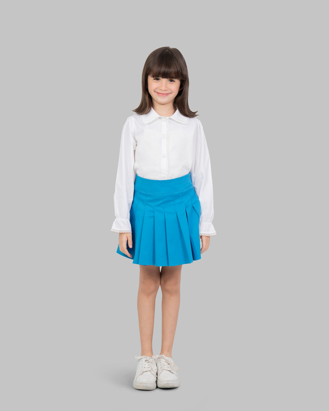 تنورة قصيرة مطوية بألوان زاهية.