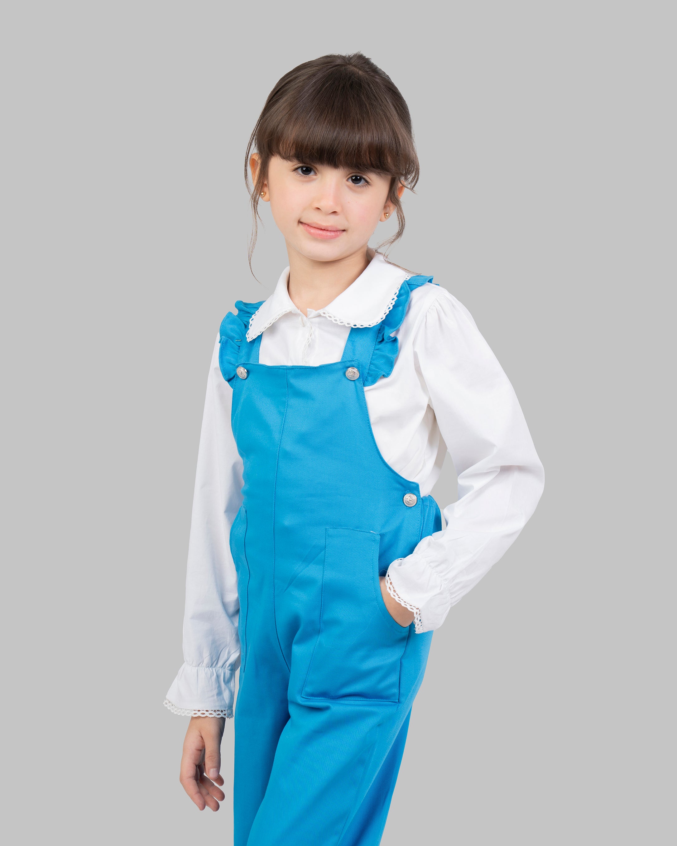 جمبسوت بألوان زاهية مع أحزمة كتف قابلة للتعديل وتفاصيل مكشكشة.