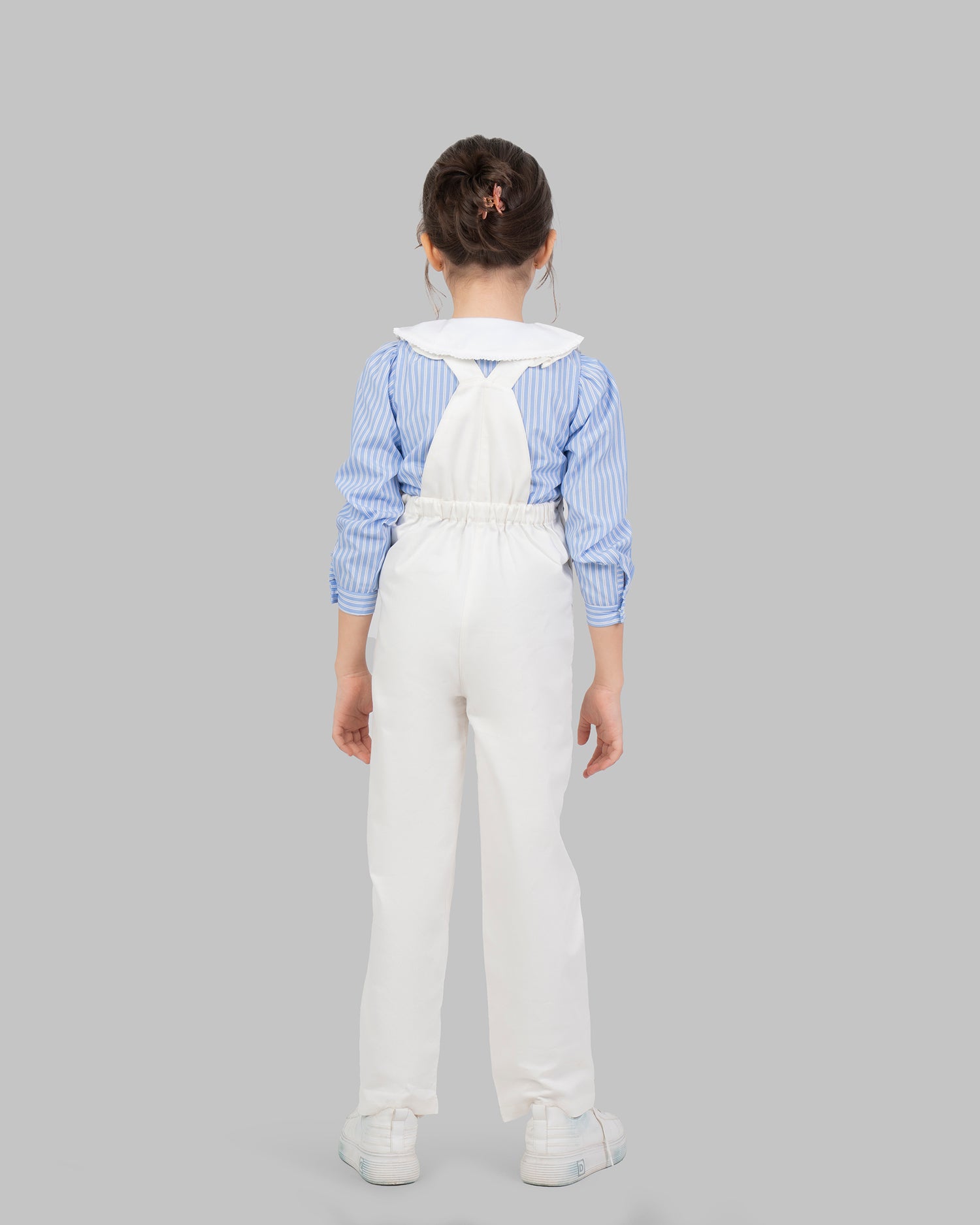 جمبسوت بألوان زاهية مع أحزمة كتف قابلة للتعديل وتفاصيل مكشكشة.