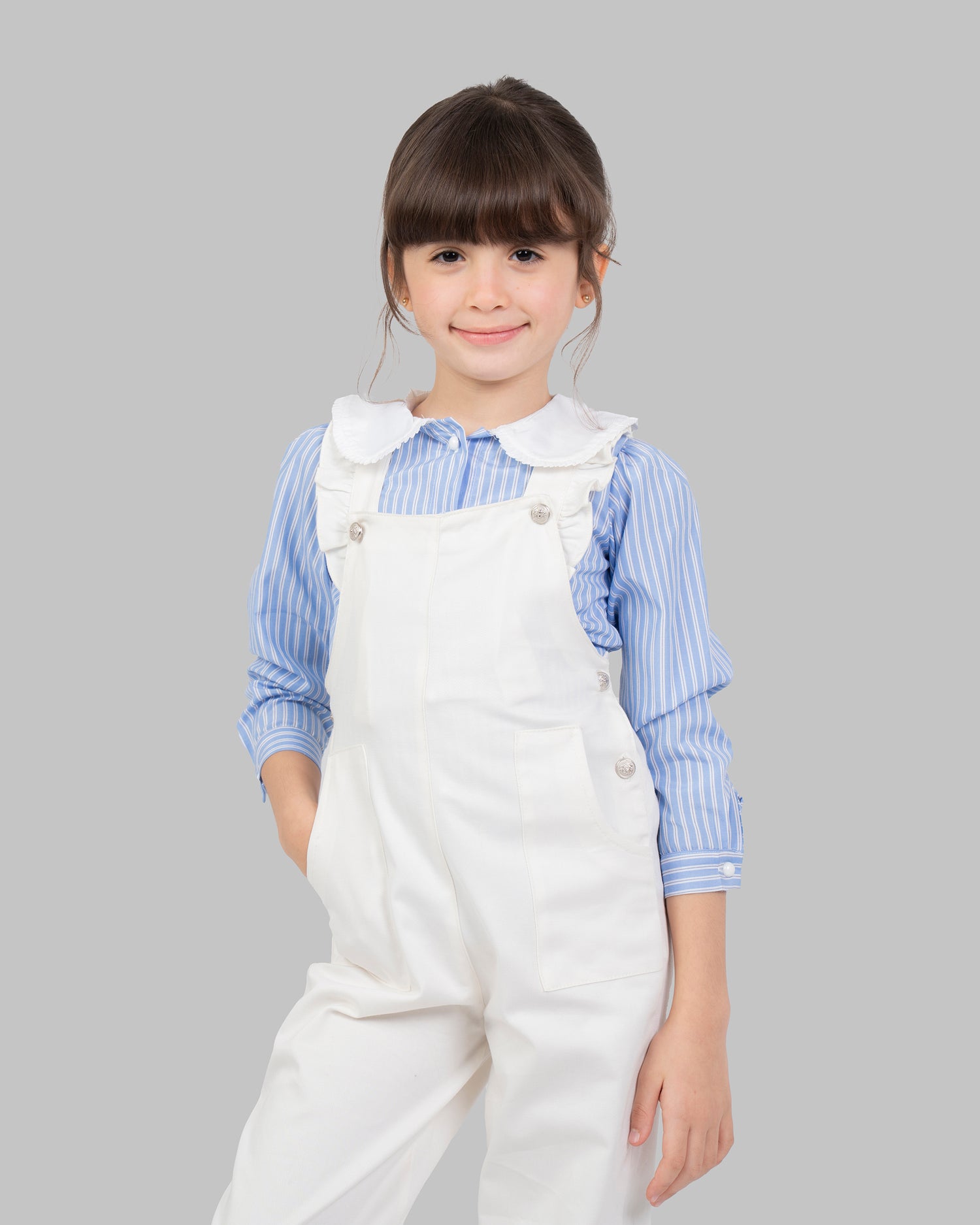 جمبسوت بألوان زاهية مع أحزمة كتف قابلة للتعديل وتفاصيل مكشكشة.