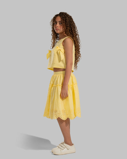 Tiered skirt with an elastic waistband and perforated floral embroidery.