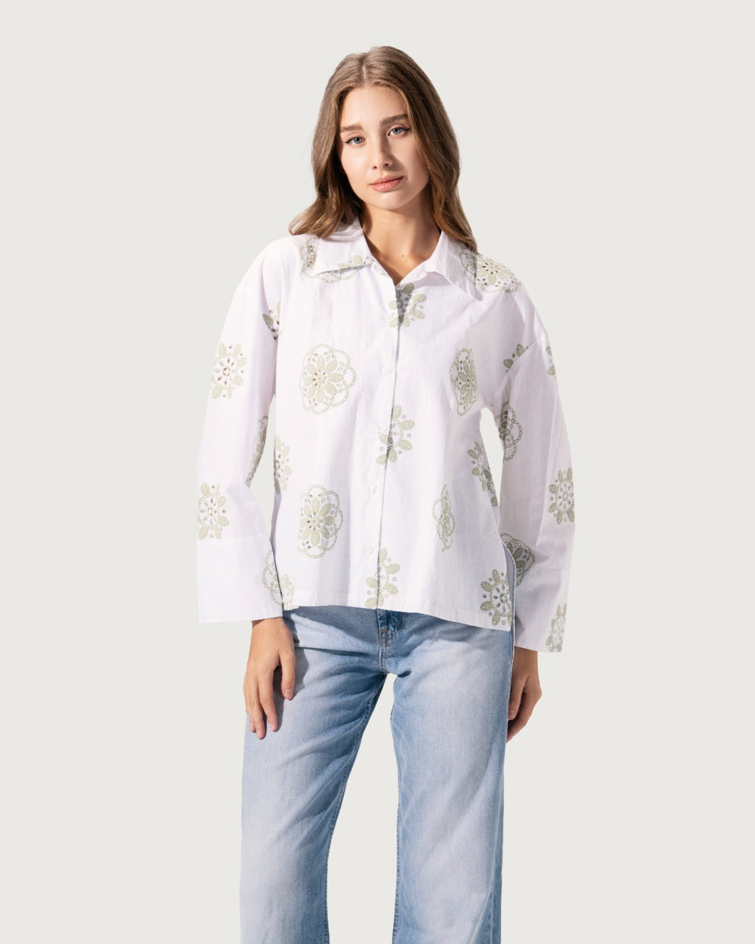 بلوزة من قماش البوبلين القطني المطرز