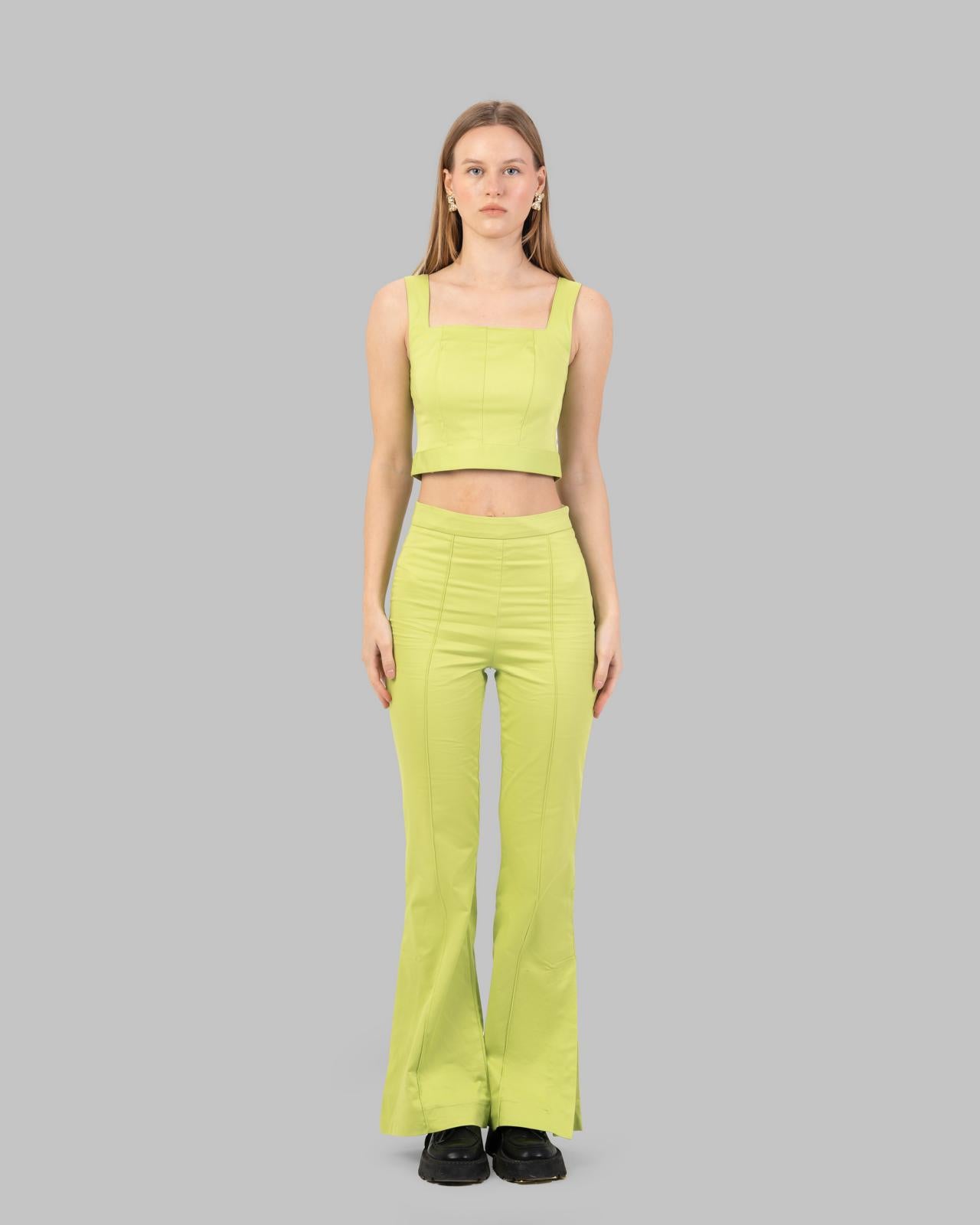 بنطلون واسع الخصر.