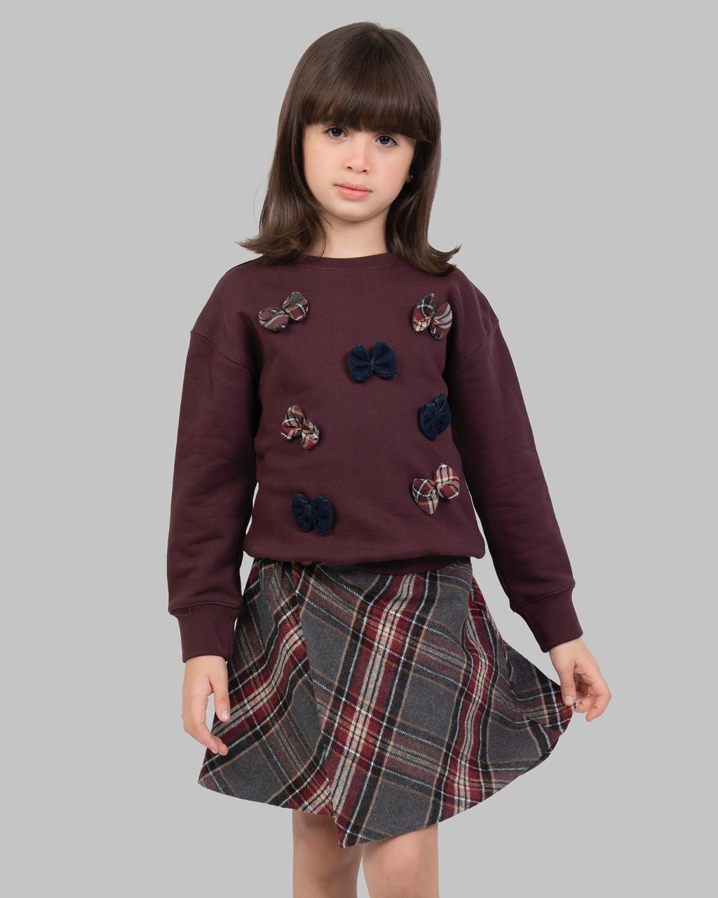 سترة رياضية مزينة بفيونكة ملابس.