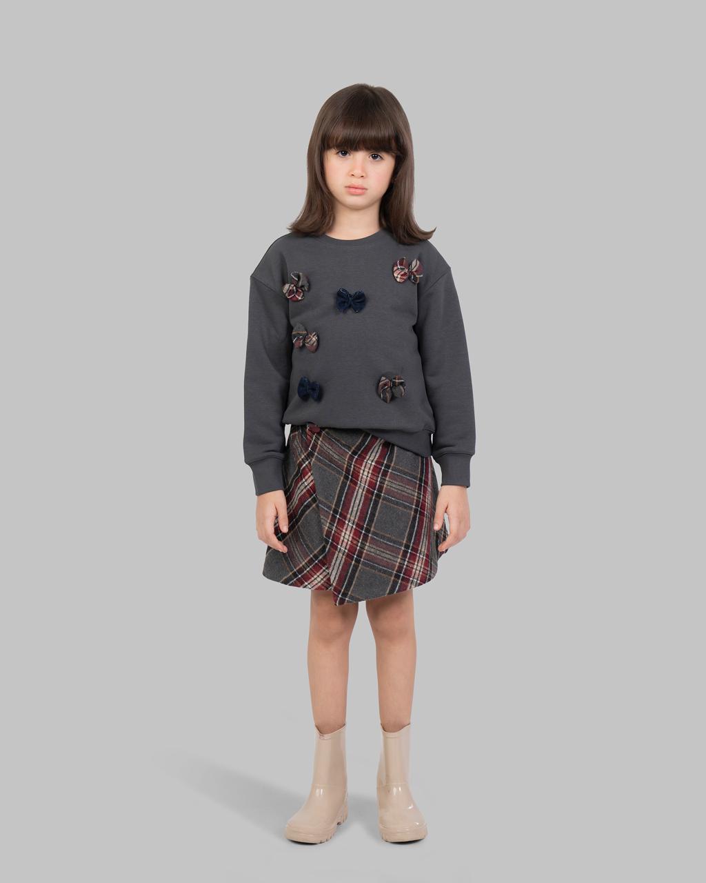 سترة رياضية مزينة بفيونكة ملابس.